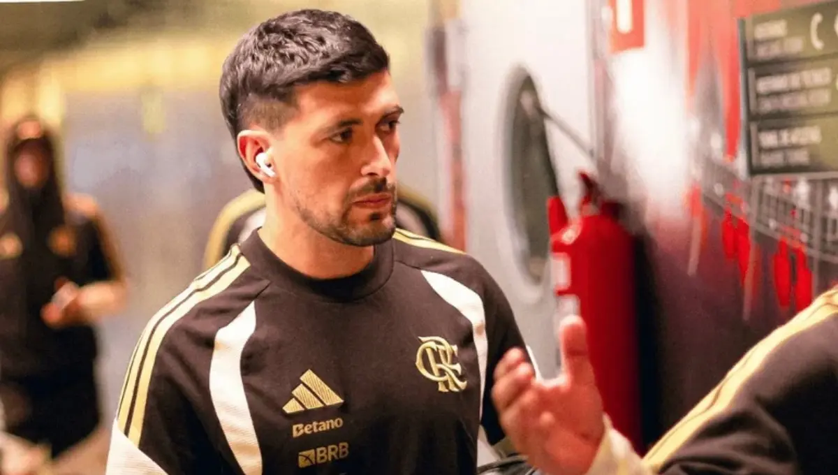 Arrascaeta tem fratura na clavícula confirmada após queda em jogo contra Estudiantes e vira desfalque no Flamengo