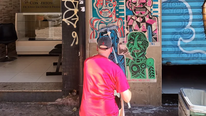 Artista inglês Wilko estreia no Brasil com exposição de lambe-lambe