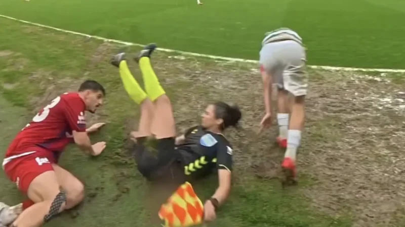 Assistente de arbitragem é derrubada em partida de futebol na Turquia por jogador, não recebe ajuda ou desculpas