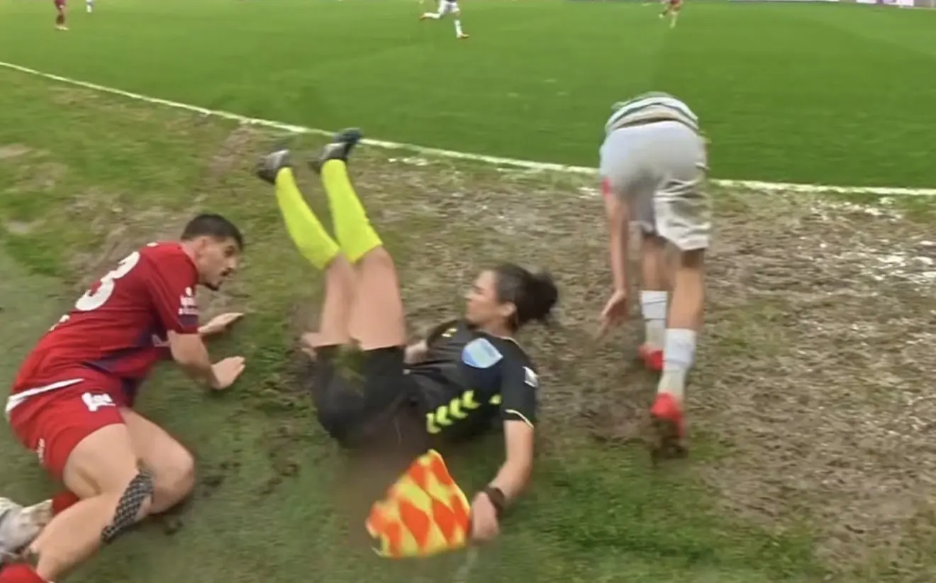 Assistente de arbitragem é derrubada em partida de futebol na Turquia por jogador, não recebe ajuda ou desculpas