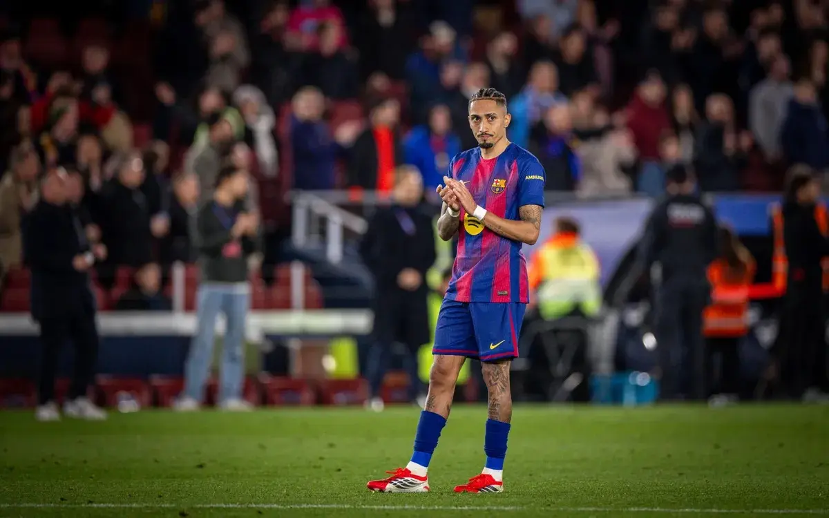 Barcelona libera Raphinha para iniciar tratamento de lesão no Brasil e cuidar da parte emocional