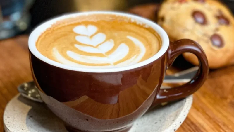 Barista explica técnica de fazer desenhos em xícaras de café, conhecida como latte art