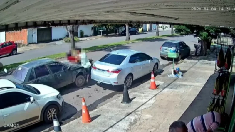 Câmera registra atropelamento que deixou dois feridos em Anicuns; motorista não foi identificado
