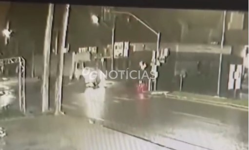 Caminhão derruba semáforo em cruzamento de Iporá