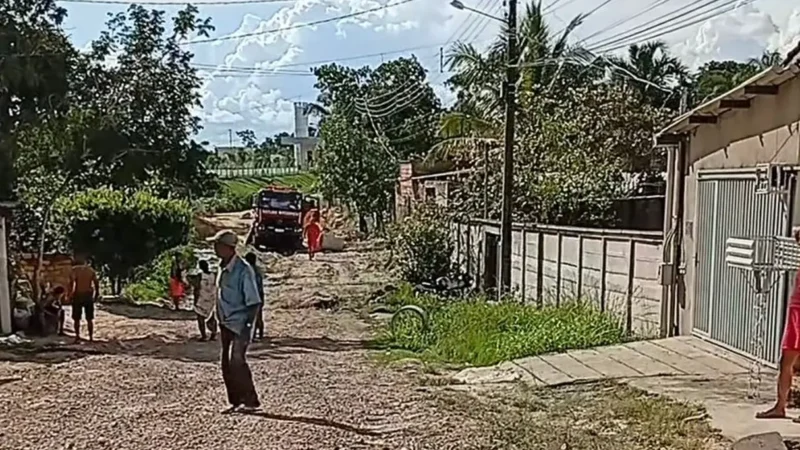 Caminhão dos Bombeiros atola em rua de terra e dificulta combate a incêndio na Cidade de Goiás