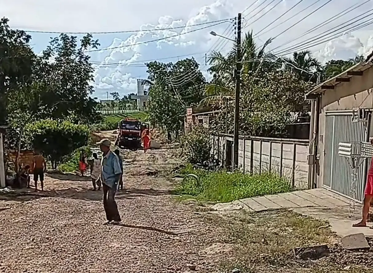 Caminhão dos Bombeiros atola em rua de terra e dificulta combate a incêndio na Cidade de Goiás