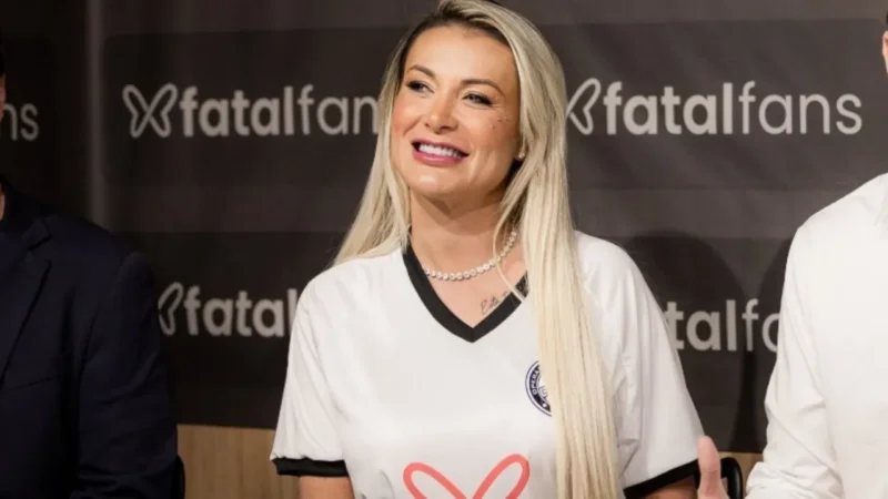Com Andressa Urach como garota propaganda, próximo adversário do Vila Nova anuncia novo patrocinador