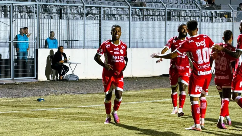 Com gol de Ryan, Vila Nova bate a Ponte Preta e assume vice-liderança da Série B