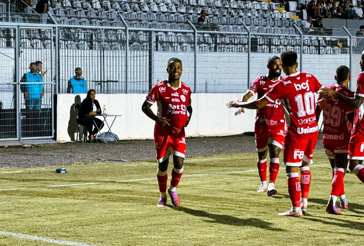 Com gol de Ryan, Vila Nova bate a Ponte Preta e assume vice-liderança da Série B