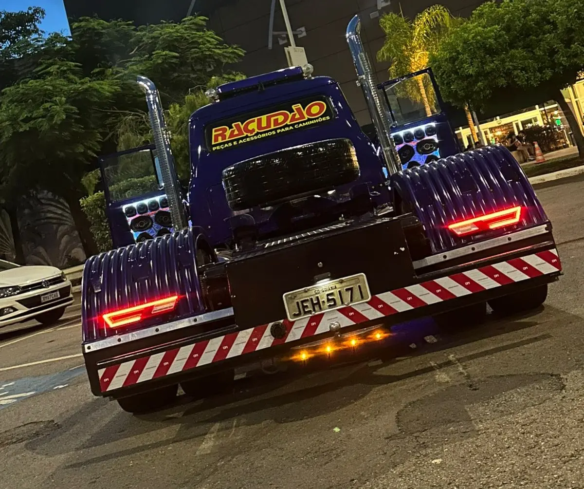 Confraria de Caminhões reúne 60 veículos em Goiânia