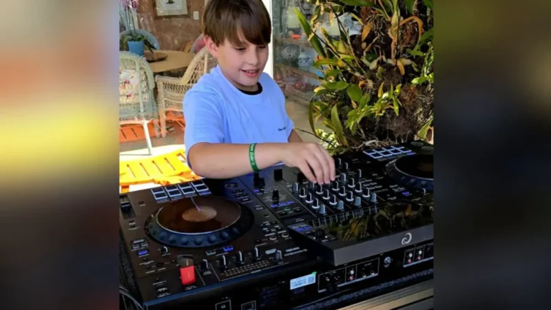DJ goiano de 10 anos que abre festival em SP aprendeu a tocar sozinho