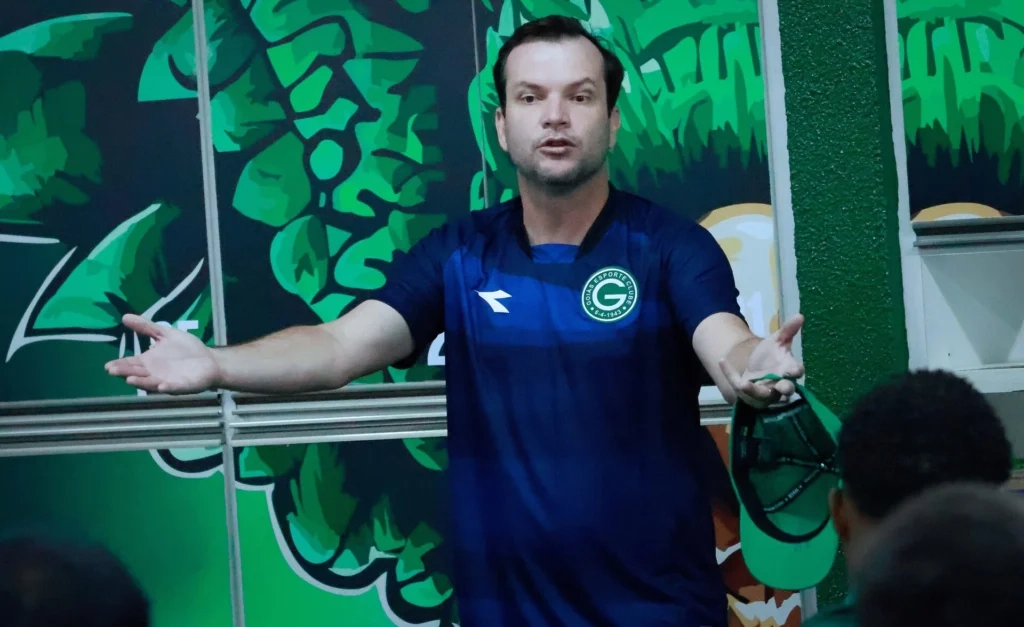 Daniel Paulista aprova jogo contra o Cruzeiro no Serra Dourada, mas alerta para condições do campo