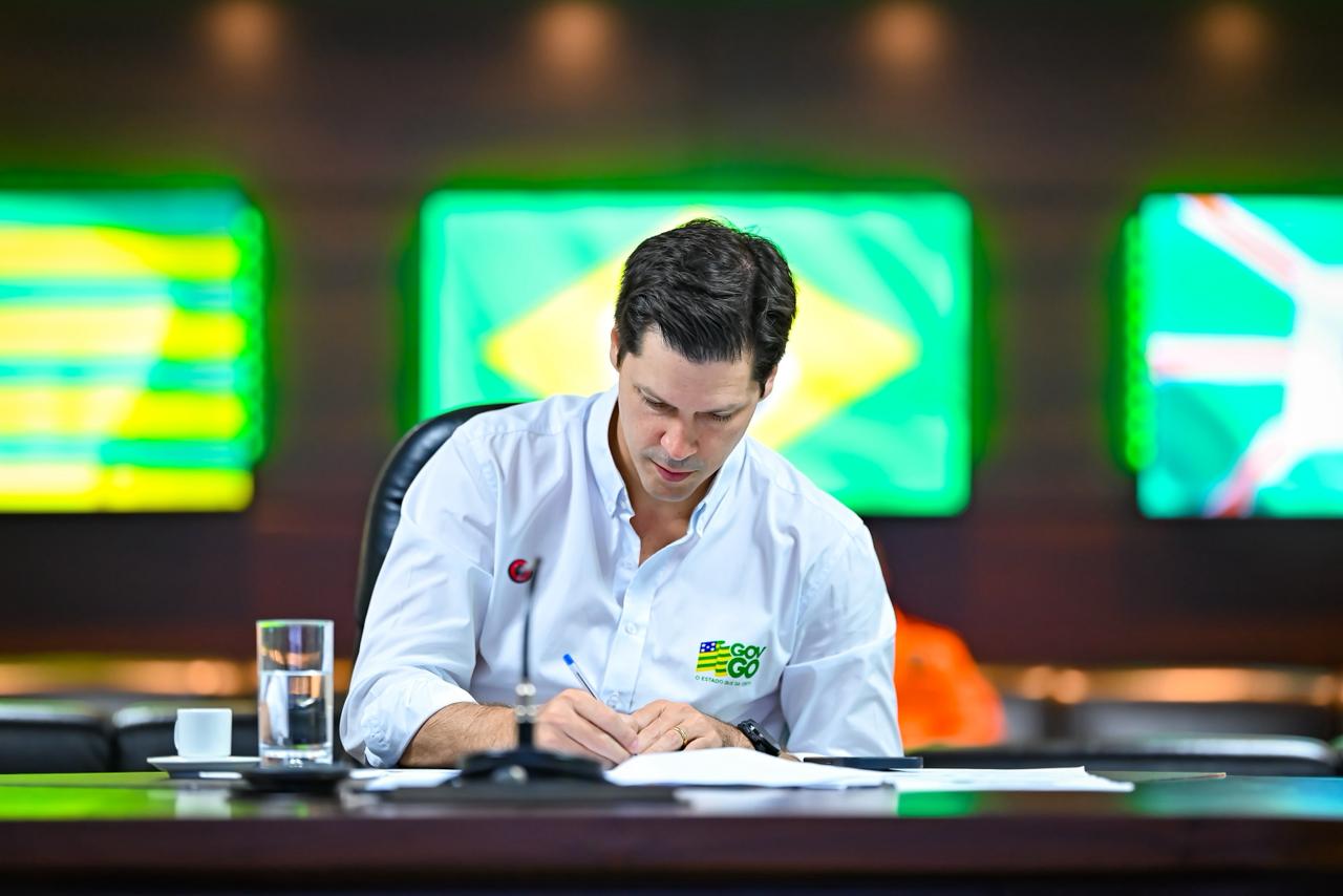 Daniel Vilela assina adesão e Goiás subsidia diesel