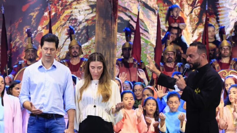 Daniel acompanha Paixão de Cristo com 20 mil fiéis em Goiânia
