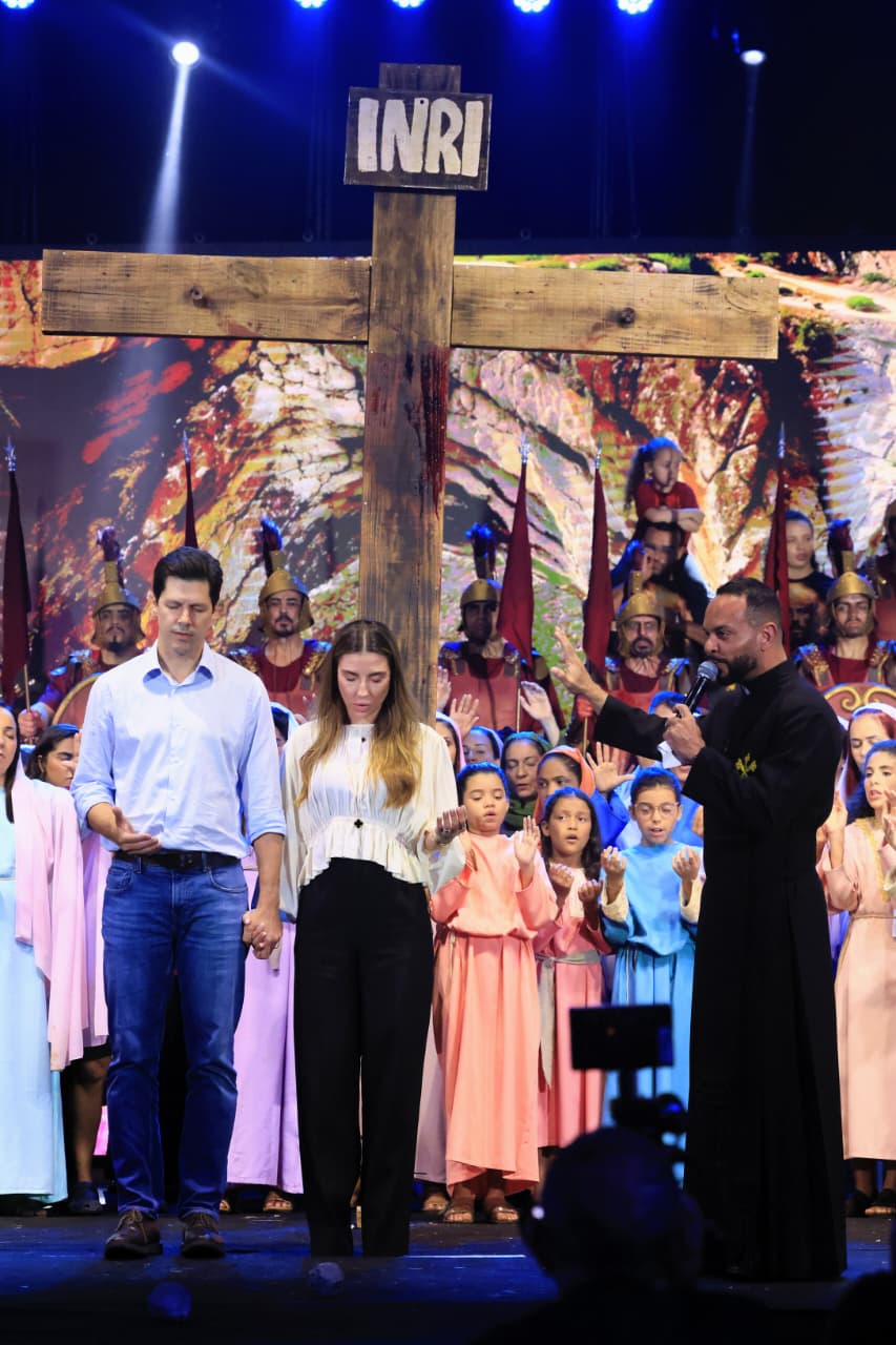 Daniel acompanha Paixão de Cristo com 20 mil fiéis em Goiânia