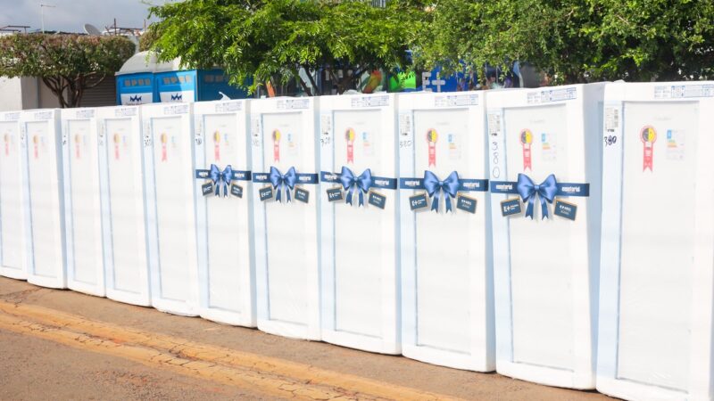 Equatorial entrega geladeiras a famílias afetadas em Posse