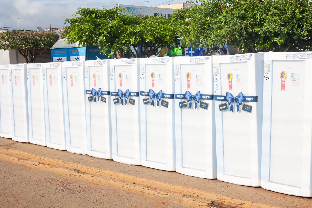 Equatorial entrega geladeiras a famílias afetadas em Posse