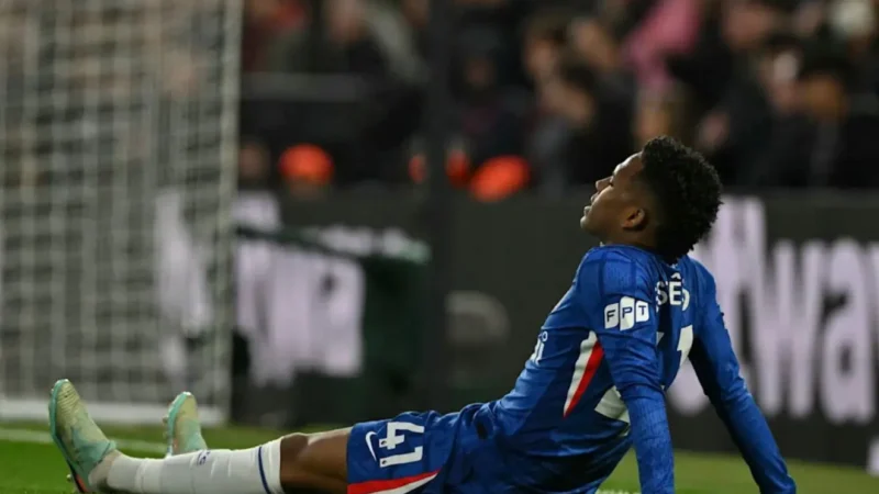 Estêvão inicia tratamento integral e tenta liberação do Chelsea para vir ao Brasil