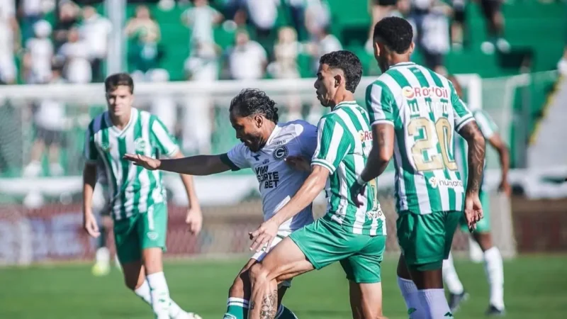 Expulsões pesam, Goiás é derrotado pelo Juventude e perde invencibilidade na temporada