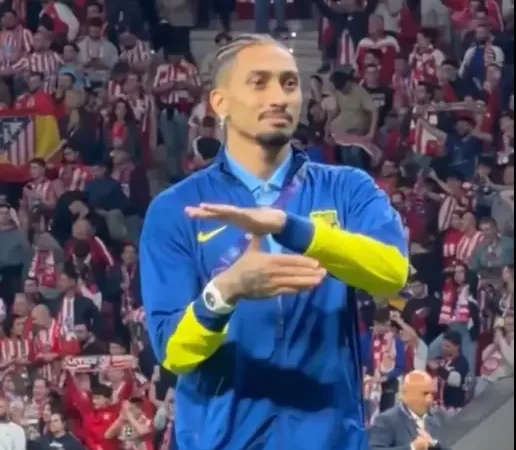 “Foi um jogo roubado”, afirma Raphinha, após Barcelona ser eliminado da Champions League