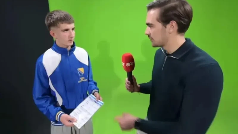 Gandula mostra cola que pegou de Donnarumma durante disputa de pênaltis entre Itália e Bósnia