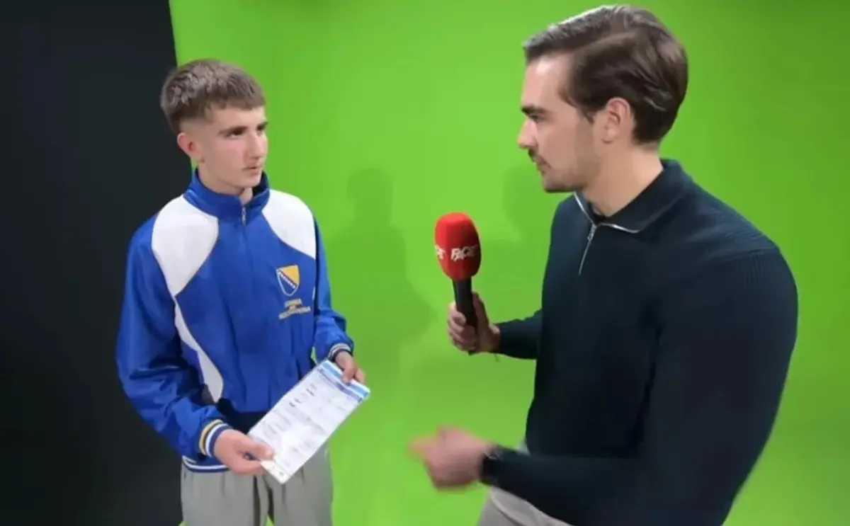 Gandula mostra cola que pegou de Donnarumma durante disputa de pênaltis entre Itália e Bósnia