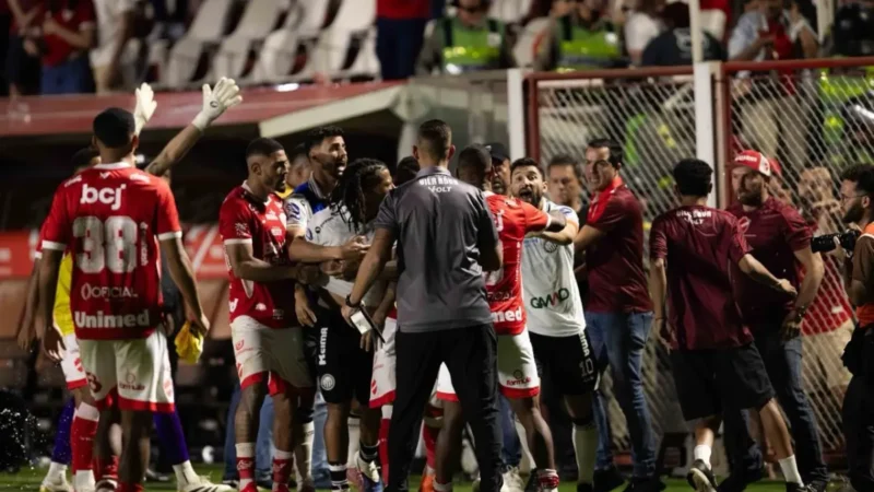 Garrafada, macaquinho e lágrimas. O passo a passo da confusão no OBA