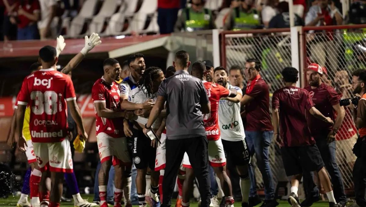 Garrafada, macaquinho e lágrimas. O passo a passo da confusão no OBA