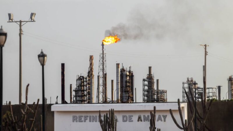 Petróleo dispara 7% após Trump falar de bloqueio ao Estreito de Ormuz