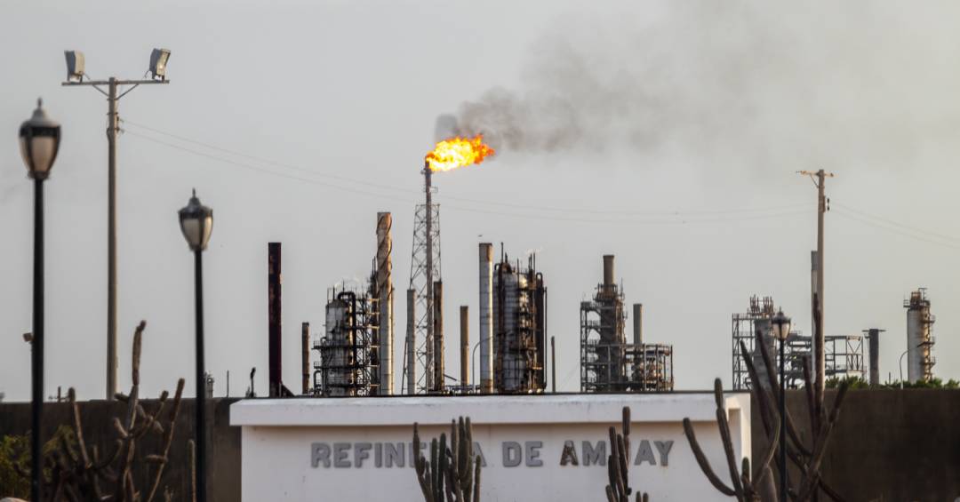 Petróleo dispara 7% após Trump falar de bloqueio ao Estreito de Ormuz