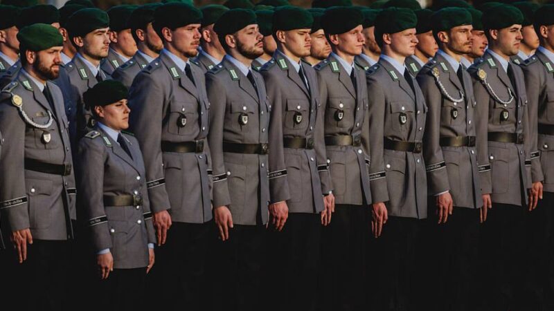 Alemanha vai exigir autorização militar para homens jovens viajarem ao exterior por mais de 3 meses