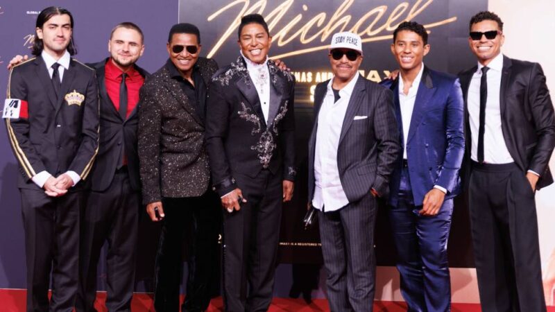 Família de Michael Jackson aparece reunida em lançamento de cinebiografia do astro