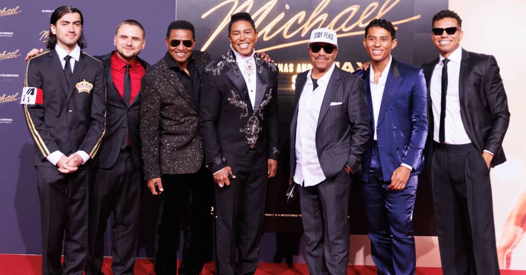 Família de Michael Jackson aparece reunida em lançamento de cinebiografia do astro