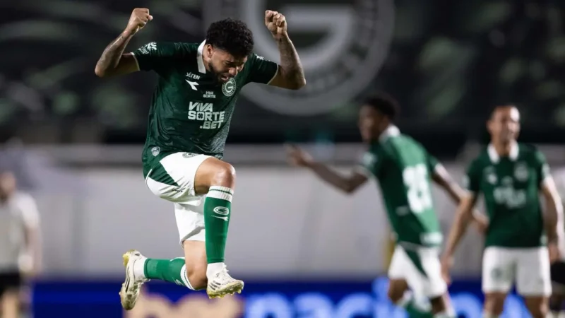 Goiás comemora 83 anos com vitória e liderança na Série B