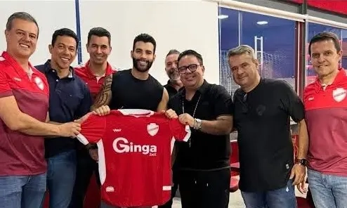 Gusttavo Lima esboça sentimento de amor pelo Goiás, corrige e depois prega respeito ao esmeraldino