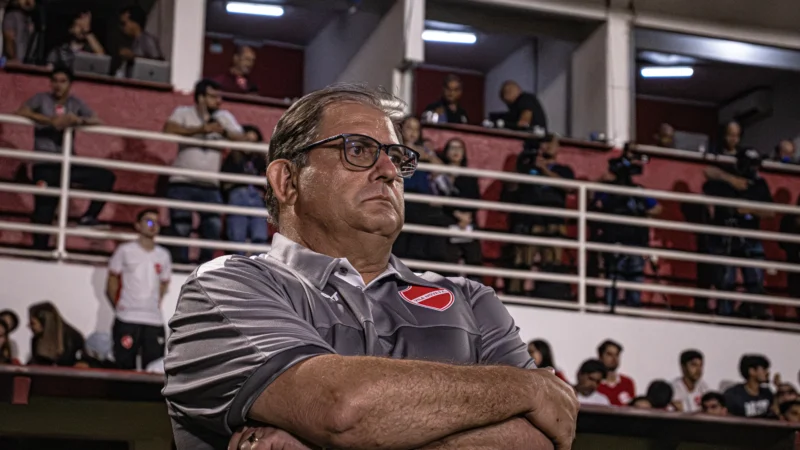 Guto comemorar primeira vitória do Vila Nova na Série B, mas pondera: “Tem muita coisa para ajustar”