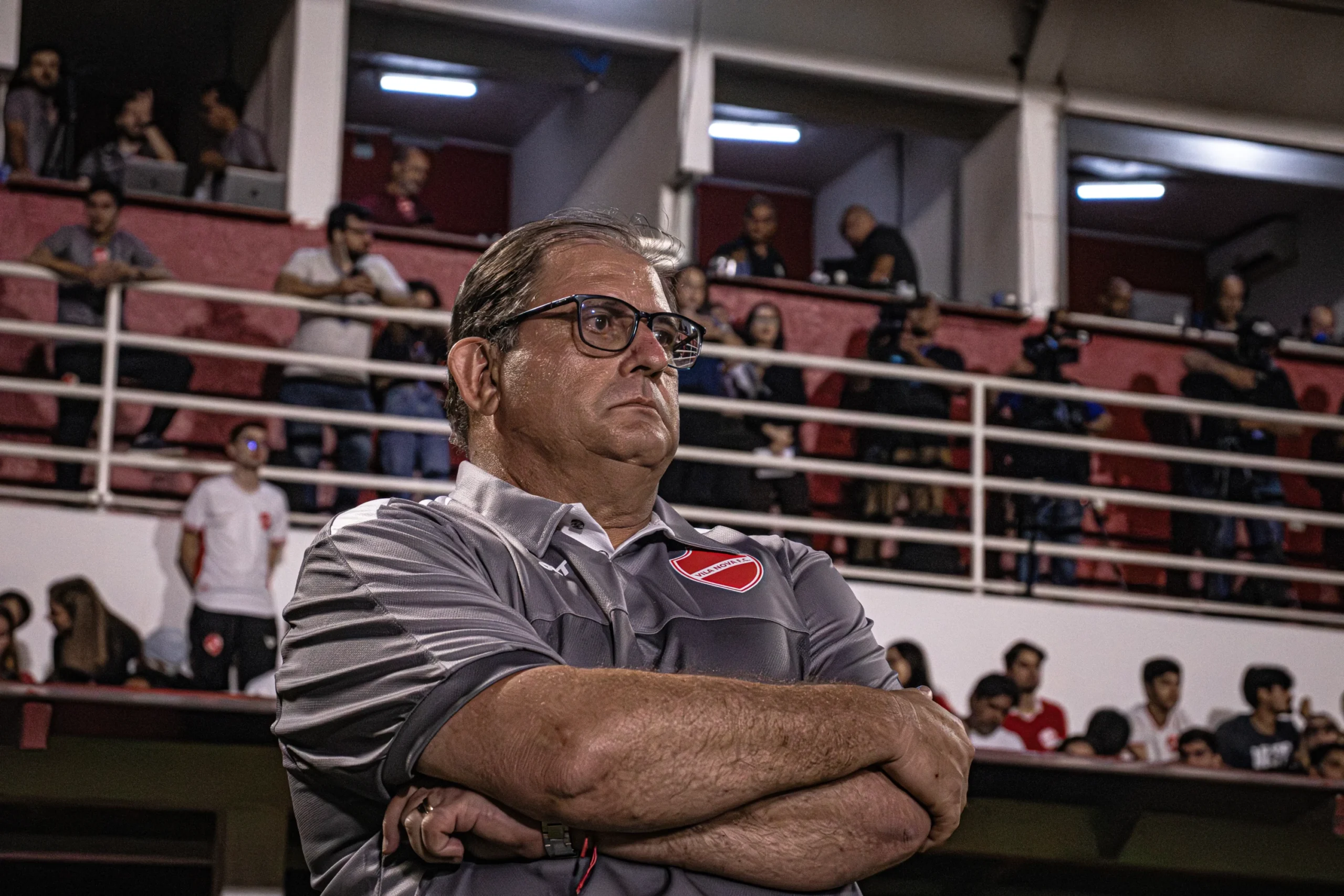 Guto comemorar primeira vitória do Vila Nova na Série B, mas pondera: “Tem muita coisa para ajustar”