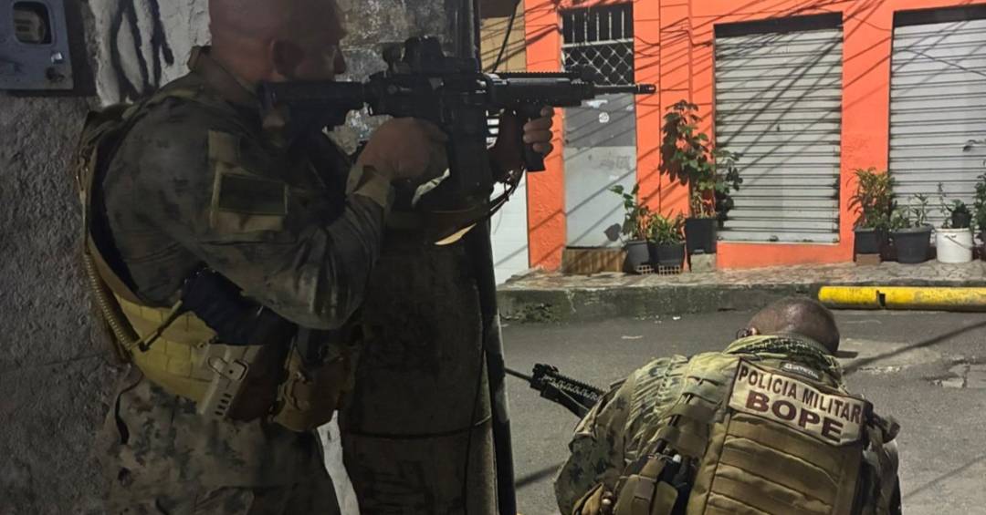 Polícia Militar realiza operação no Complexo da Maré