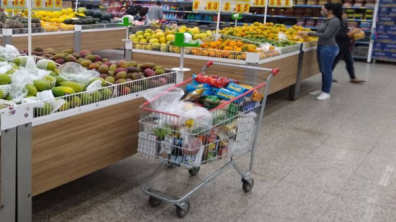 IPCA-15 sobe 0,89% em abril e analistas veem pressão sobre juros em 2026