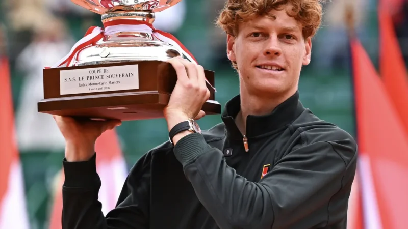 Jannik Sinner supera Carlos Alcaraz, conquista Monte Carlo e volta a ser número 1 do mundo no tênis