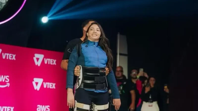 Laís Souza fica de pé em premiação e destaca trabalho de Tatiana Sampaio