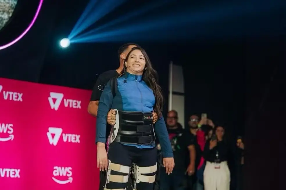 Laís Souza fica de pé em premiação e destaca trabalho de Tatiana Sampaio