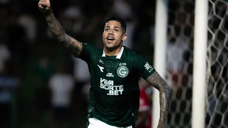 Lateral do Goiás passa por cirurgia de emergência; entenda o que aconteceu