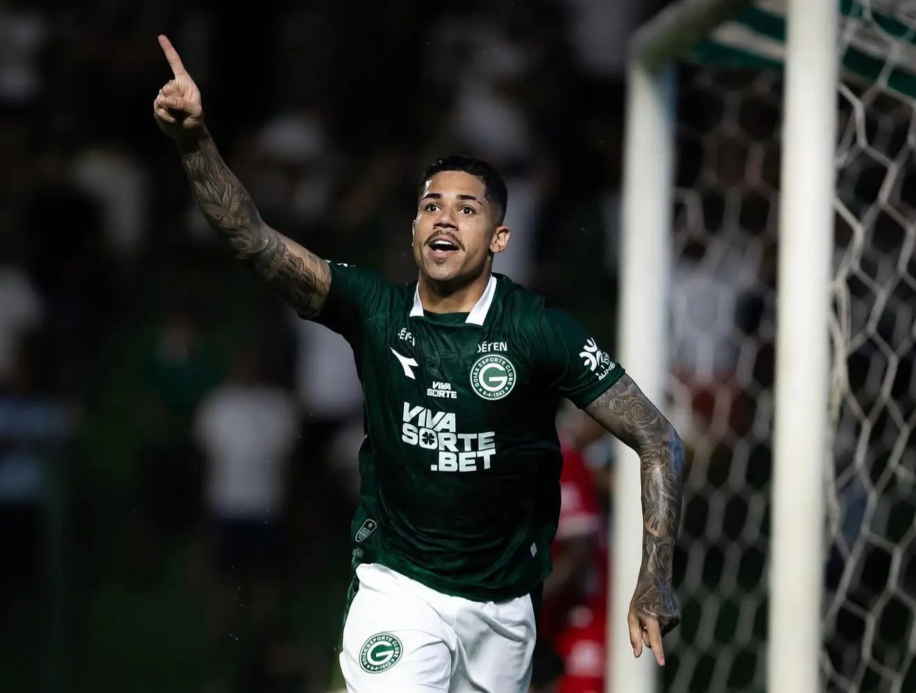 Lateral do Goiás passa por cirurgia de emergência; entenda o que aconteceu