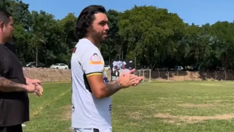 Lembra do Ricardo Goulart, ex-Goiás? Olha ele jogando campeonato de várzea