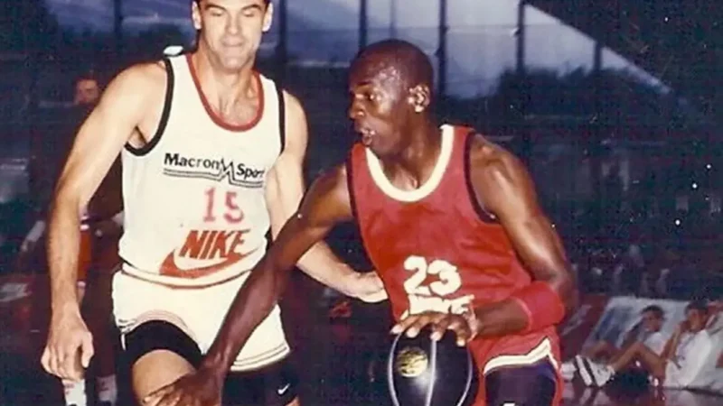 Lendas do Basquete, Oscar Schmidt e Michael Jordan já se enfrentaram duas vezes; relembre