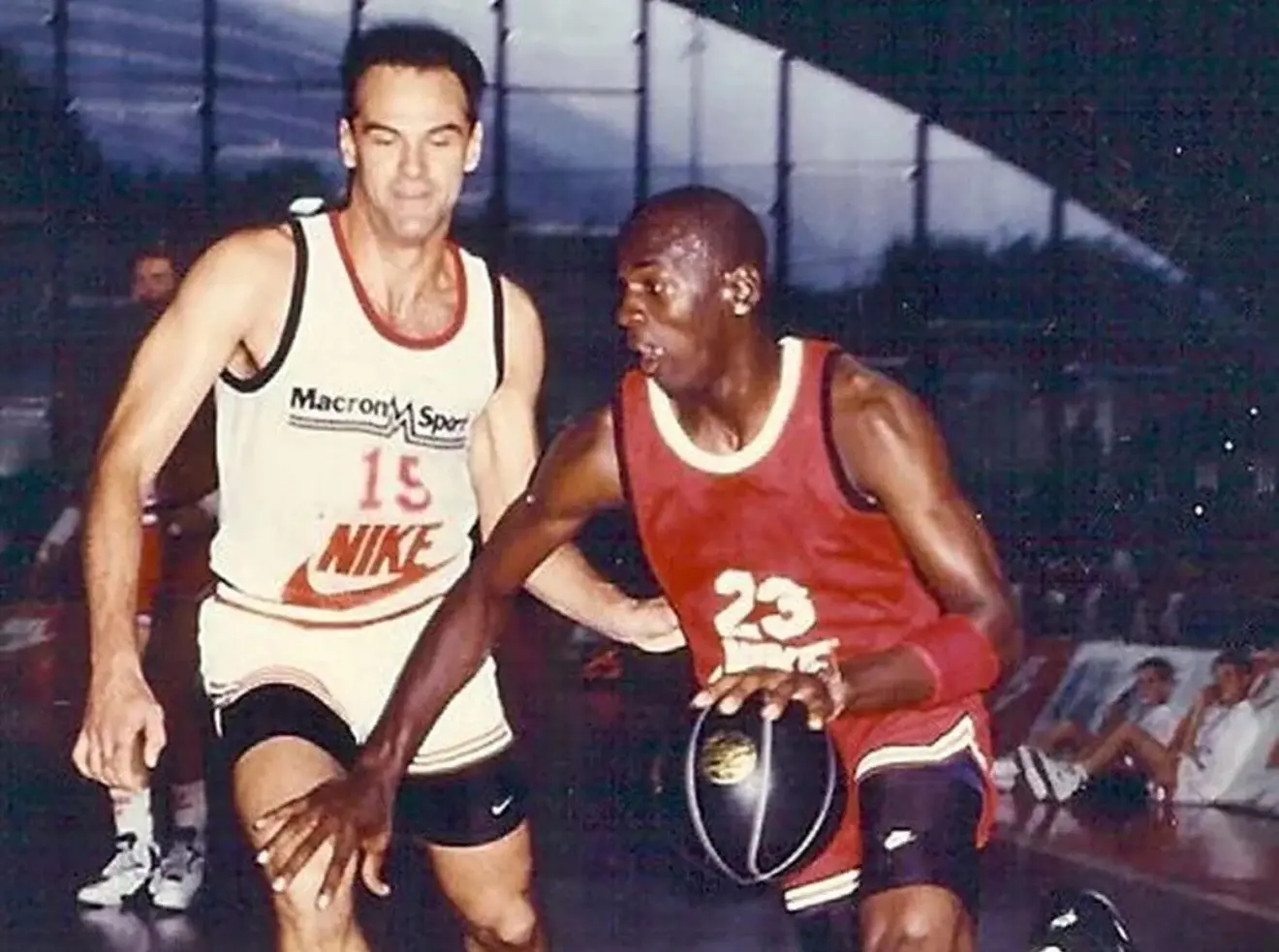 Lendas do Basquete, Oscar Schmidt e Michael Jordan já se enfrentaram duas vezes; relembre