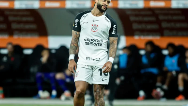 Memphis Depay é advertido pelo STJD após uso de celular no banco de reservas durante jogo do Brasileirão
