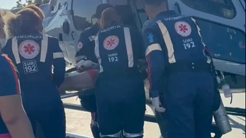 Motociclista é resgatado de helicóptero em estado grave após colisão em Aparecida