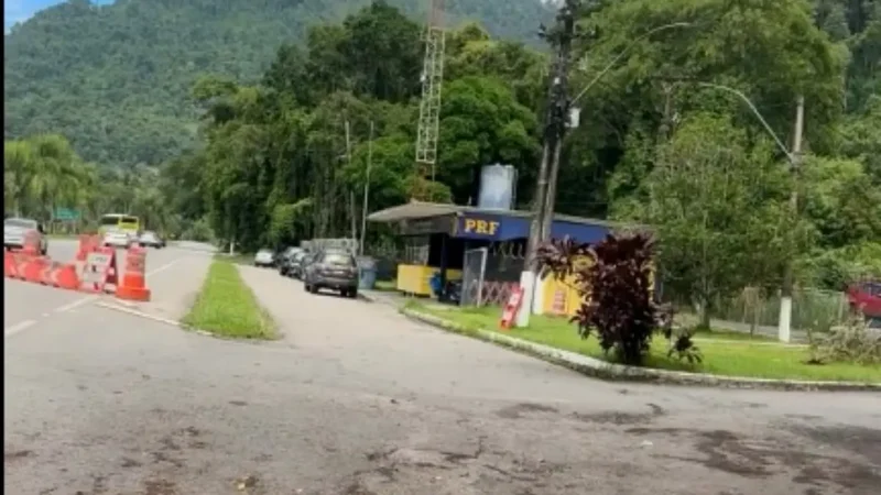 Motorista com pneu furado pede ajuda à PRF e acaba multado